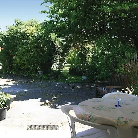 Stunning In Sur Gironde W/ 2 Bedrooms Hébergement de vacances Arces-sur-Gironde